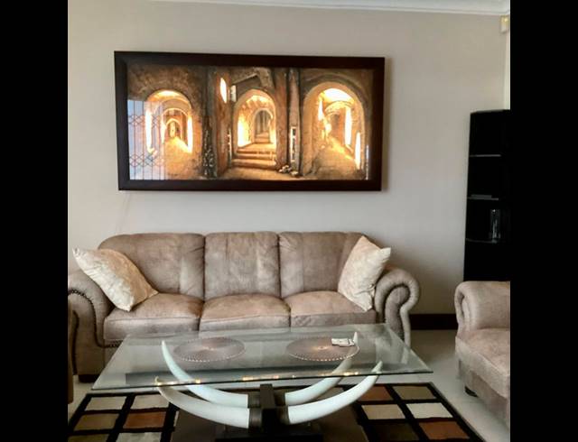 6 BEDROOM HOUSE FOR SALE IN LA LUCIA